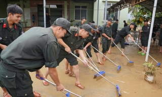 Tập trung khắc phục hậu quả, khôi phục sản xuất kinh doanh, ổn định đời sống Nhân dân sau mưa lũ
