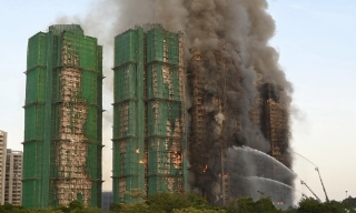 Số người thương vong trong vụ cháy chung cư ở Hong Kong (Trung Quốc) tiếp tục tăng