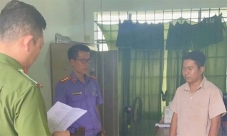 Bắt một cán bộ xã chiếm đoạt 500 triệu đồng tiền cứu trợ lũ