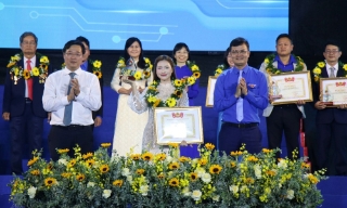 Ca sĩ Hòa Minzy nhận Giải thưởng 'Tình nguyện Quốc gia' năm 2025