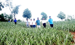 Đồng bào dân tộc thiểu số xã Kép chung sức xây dựng nông thôn mới