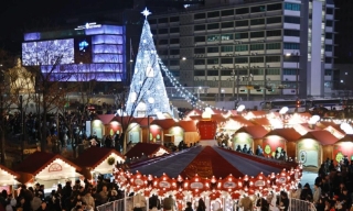 Cả thế giới xuống phố đón Giáng sinh: Khoảnh khắc ấm áp lan tỏa toàn cầu