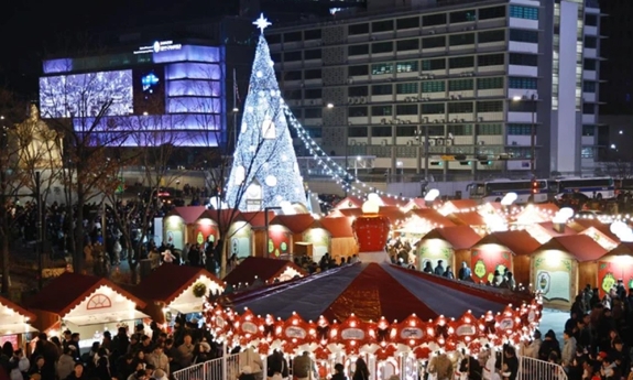 Cả thế giới xuống phố đón Giáng sinh: Khoảnh khắc ấm áp lan tỏa toàn cầu