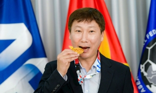 Huấn luyện viên Kim Sang Sik được tặng huy chương vàng trị giá nửa tỷ đồng