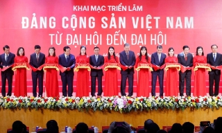 Khai mạc Triển lãm "Đảng Cộng sản Việt Nam - Từ Đại hội đến Đại hội"