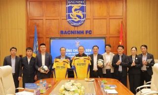 Phó Chủ tịch Thường trực UBND tỉnh Mai Sơn thăm và làm việc với Công ty Cổ phần Bóng đá Bắc Ninh