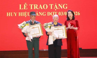 Phó Bí thư Thường trực Tỉnh ủy Nguyễn Thị Hương trao Huy hiệu Đảng tại Đảng bộ phường Từ Sơn