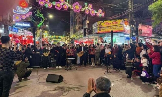 Bí thư Tỉnh uỷ Lạng Sơn chơi guitar ở phố đi bộ