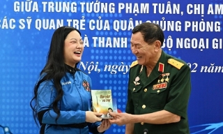 Nữ phi hành gia Amanda Nguyễn gặp trung tướng Phạm Tuân