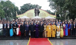Chủ tịch nước Lương Cường cùng đại biểu kiều bào dâng hương tại Tượng đài Lý Thái Tổ và đền Ngọc Sơn