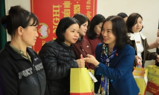 Phó Chủ nhiệm Ủy ban Khoa học, Công nghệ và Môi trường Quốc hội Nguyễn Thị Kim Anh tặng quà Tết công nhân hoàn cảnh khó khăn