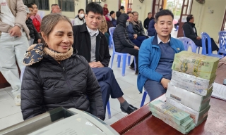 Cận Tết, người dân phấn khởi nhận bồi thường giải phóng mặt bằng sân bay Gia Bình