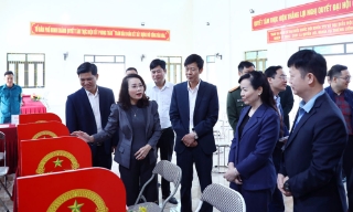 Phó Bí thư Thường trực Tỉnh ủy Nguyễn Thị Hương kiểm tra công tác chuẩn bị bầu cử