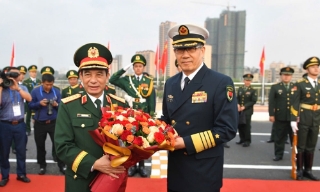 Thượng tướng Đổng Quân chủ trì Lễ đón Đại tướng Phan Văn Giang và Đoàn đại biểu Việt Nam sang Trung Quốc dự giao lưu