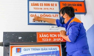 Giá xăng dầu chỉ được điều chỉnh ngay sau 1 ngày khi giá cơ sở tăng từ 15% trở lên