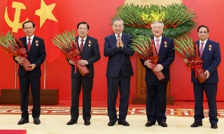 Trao Huân chương Quân công tặng các đồng chí lãnh đạo, nguyên lãnh đạo