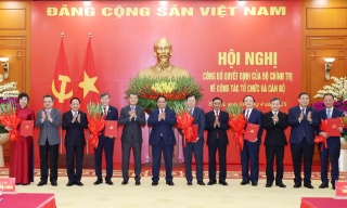 Hội nghị công bố Quyết định của Bộ Chính trị về công tác tổ chức và cán bộ