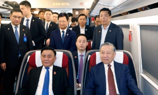 Tổng Bí thư, Chủ tịch nước Tô Lâm đi thăm thành phố Nam Ninh (Trung Quốc) bằng tàu cao tốc