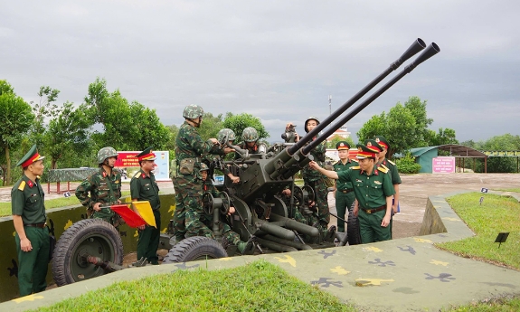 Lực lượng vũ trang tỉnh và các đơn vị quân đội sẵn sàng chiến đấu bảo vệ an toàn các ngày lễ lớn