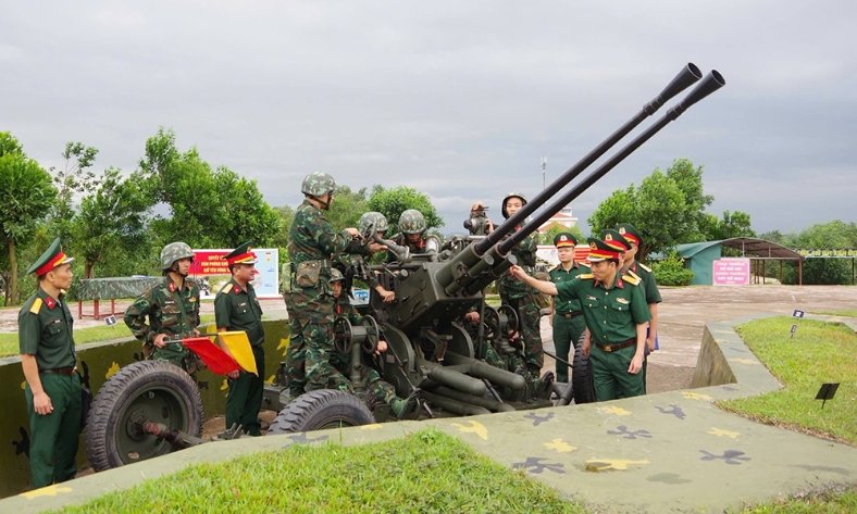  Lực lượng vũ trang tỉnh và các đơn vị quân đội sẵn sàng chiến đấu bảo vệ an toàn các ngày lễ lớn