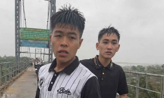 Hai nam sinh lao xuống sông cứu bạn nhảy cầu