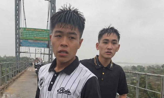 Hai nam sinh lao xuống sông cứu bạn nhảy cầu