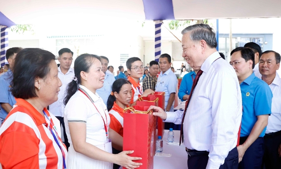 Tổng Bí thư, Chủ tịch nước động viên công nhân, người lao động ở Thành phố Hồ Chí Minh