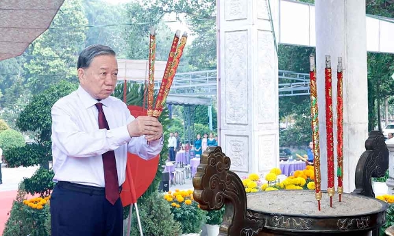 Tổng Bí thư, Chủ tịch nước Tô Lâm dâng hương tưởng niệm các Anh hùng liệt sĩ tại Tây Ninh