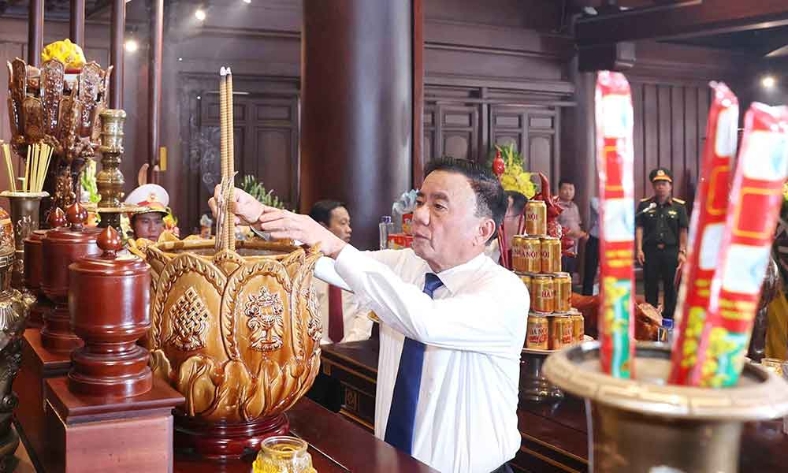  Thường trực Ban Bí thư Trần Cẩm Tú dâng hương, tưởng niệm các anh hùng, liệt sĩ tại tỉnh Điện Biên