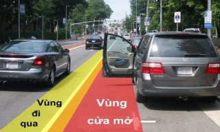 Khoảnh khắc tài xế bất ngờ mở cửa ô tô hất văng người đi xe máy xuống đường