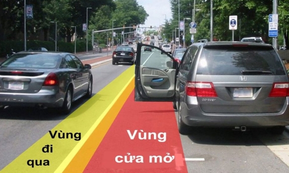 Khoảnh khắc tài xế bất ngờ mở cửa ô tô hất văng người đi xe máy xuống đường