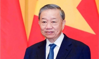   Ánh sáng Hồ Chí Minh soi đường cho chúng ta đi