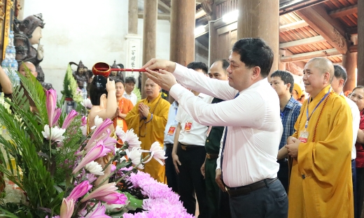 Bí thư Tỉnh ủy Nguyễn Hồng Thái dự lễ khai hội chùa Dâu 