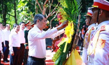  Thủ tướng Lê Minh Hưng tri ân các anh hùng liệt sỹ tại tỉnh Quảng Trị