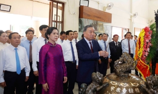 Tổng Bí thư, Chủ tịch nước dâng hương tưởng niệm Chủ tịch Hồ Chí Minh tại Thái Lan