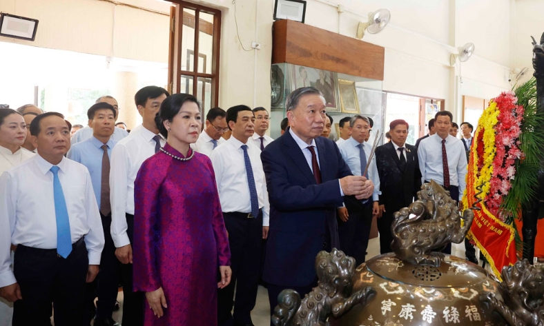  Tổng Bí thư, Chủ tịch nước dâng hương tưởng niệm Chủ tịch Hồ Chí Minh tại Thái Lan