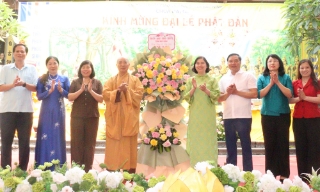 Phó Chủ tịch Thường trực HĐND tỉnh Bắc Ninh Trần Thị Hằng dự Đại lễ Phật đản tại chùa Đại Giác