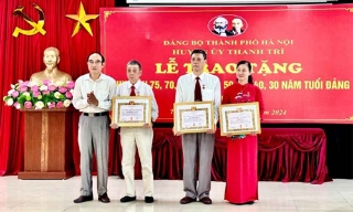 Tăng tiền thưởng đối với đảng viên được tặng huy hiệu Đảng từ 1/7