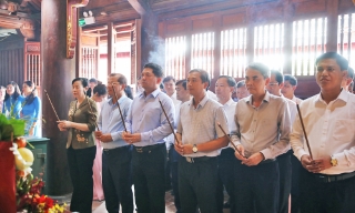 Bí thư Tỉnh ủy Nguyễn Hồng Thái dâng hương Đền thờ Tiến sĩ Thân Nhân Trung