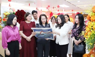 Phó Bí thư Thường trực Tỉnh ủy, Trưởng Đoàn Đại biểu Quốc hội tỉnh Nguyễn Thị Hương thăm và chúc mừng các cơ quan báo chí Trung ương