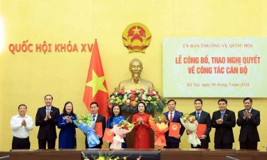  Công bố, trao Nghị quyết của Ủy ban Thường vụ Quốc hội về công tác cán bộ
