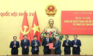 Công bố quyết định của Bộ Chính trị chỉ định Ủy ban Kiểm tra Đảng ủy Quốc hội nhiệm kỳ 2025-2030
