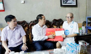 Phó Chủ tịch HĐND tỉnh Nghiêm Xuân Hưởng thăm, tặng quà người có công tiêu biểu tại phường Đào Viên và Võ Cường