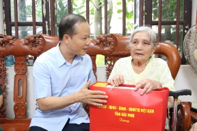 Phó Chủ tịch Thường trực UBND tỉnh Mai Sơn thăm, tặng quà Mẹ Việt Nam Anh hùng, người có công tại xã Gia Bình và phường Mão Điền