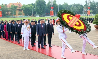 Ban Chấp hành Trung ương Đảng vào Lăng viếng Chủ tịch Hồ Chí Minh