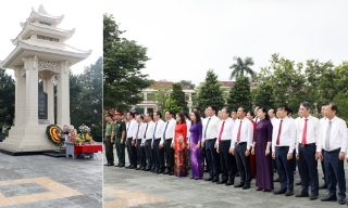 Các đồng chí lãnh đạo tỉnh Bắc Ninh dâng hương tưởng niệm các Anh hùng liệt sĩ 