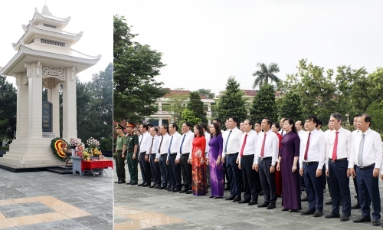 Các đồng chí lãnh đạo tỉnh Bắc Ninh dâng hương tưởng niệm các Anh hùng liệt sĩ 