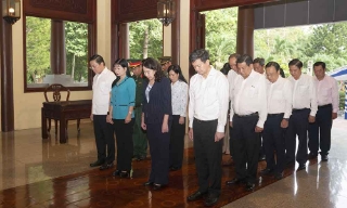 Phó Chủ tịch nước Võ Thị Ánh Xuân dâng hương tưởng nhớ Chủ tịch Tôn Đức Thắng