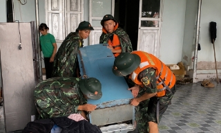 Bắc Ninh: Huy động gần 400 cán bộ, chiến sĩ hỗ trợ Nhân dân di dời ứng phó bão số 4