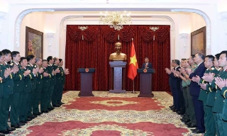 Tổng Bí thư, Chủ tịch nước chủ trì và trao Quyết định thăng quân hàm Thượng tướng cho đồng chí Lê Quang Đạo